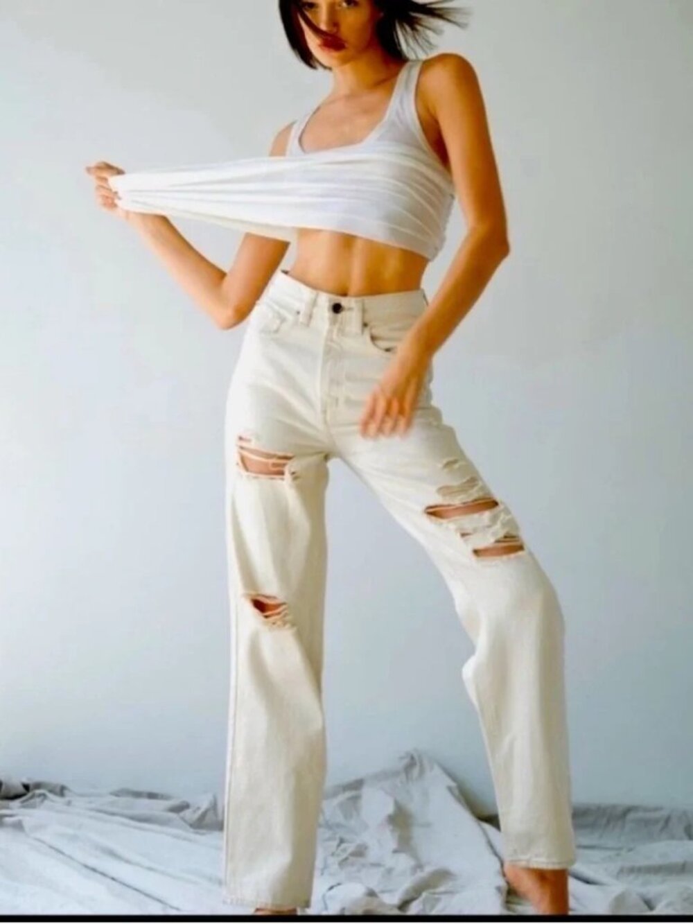BDG Ecru High-Waisted Distressed Baggy Jean ** Size 27